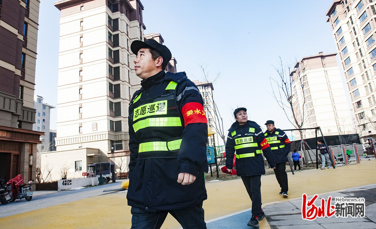 3月3日,雄安新区容西片区爱水社区,"爱水义警"志愿巡逻队队员正在进行