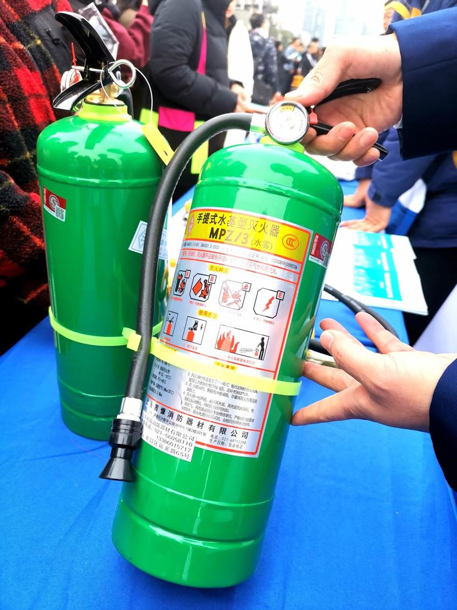 瓶身为绿色的水基型灭火器