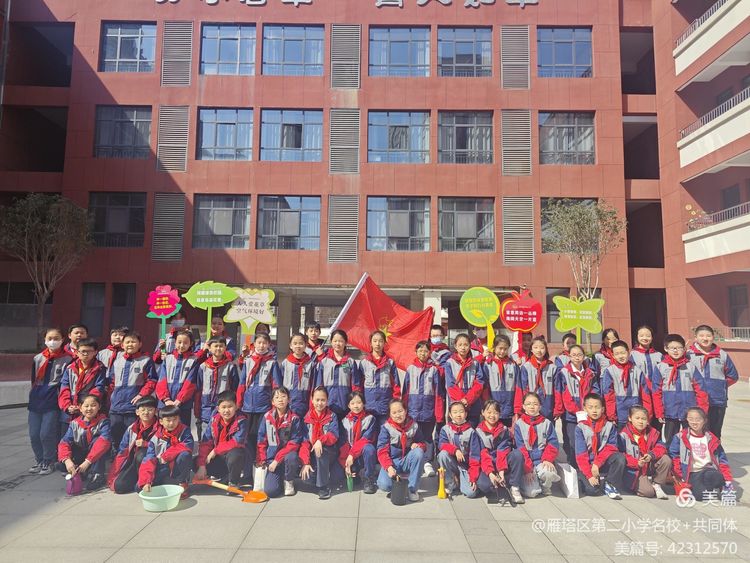 全校所有班级在大队部的号召下,积极主动为班级增添绿色,每个植物角都