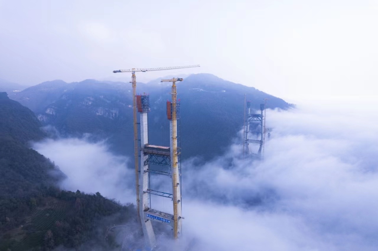 宜来高速柴埠溪特大桥西岸主塔封顶_新浪财经_新浪网