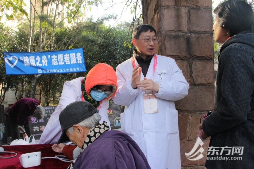 内容由上门送药,测量血压等升级为人性化,亲情化的家庭医生服务模式