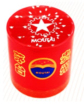 手持酒瓶观察新防伪帽套帽身整体呈朱红色,底边为祥云图案,顶部为"