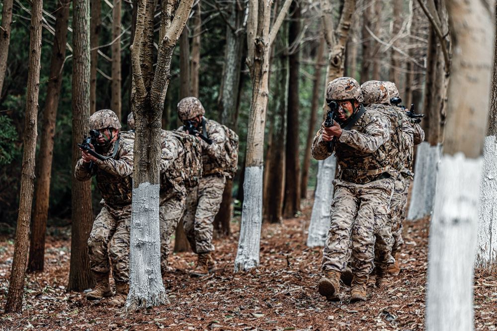 反恐作战搜剿捕歼直击武警多地形全要素实兵战术训练