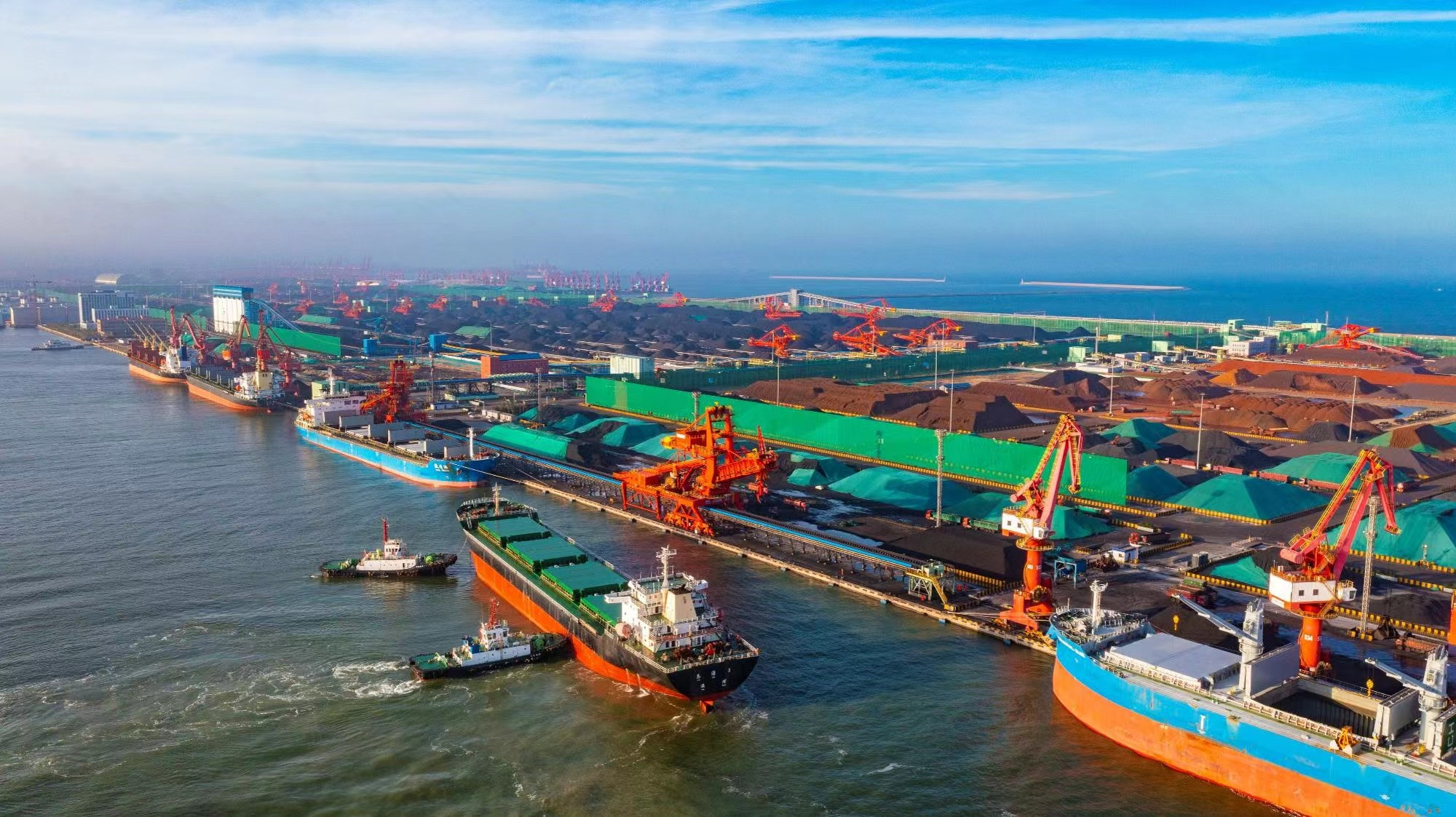 图为日照港卸货码头,日照港已经建设岸电系统8套