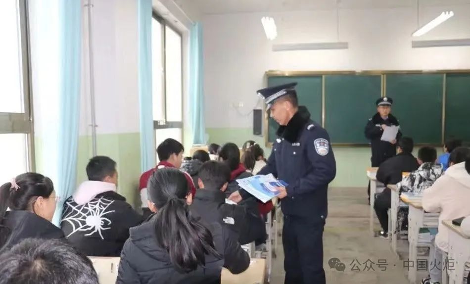 6新疆维吾尔自治区伊犁州3月13日下午,霍城县关工委联合县公安局禁毒