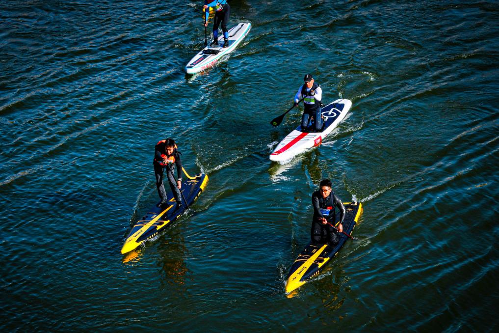 资料图:在水上滑行的桨板运动爱好者.(梅雅婷 摄)