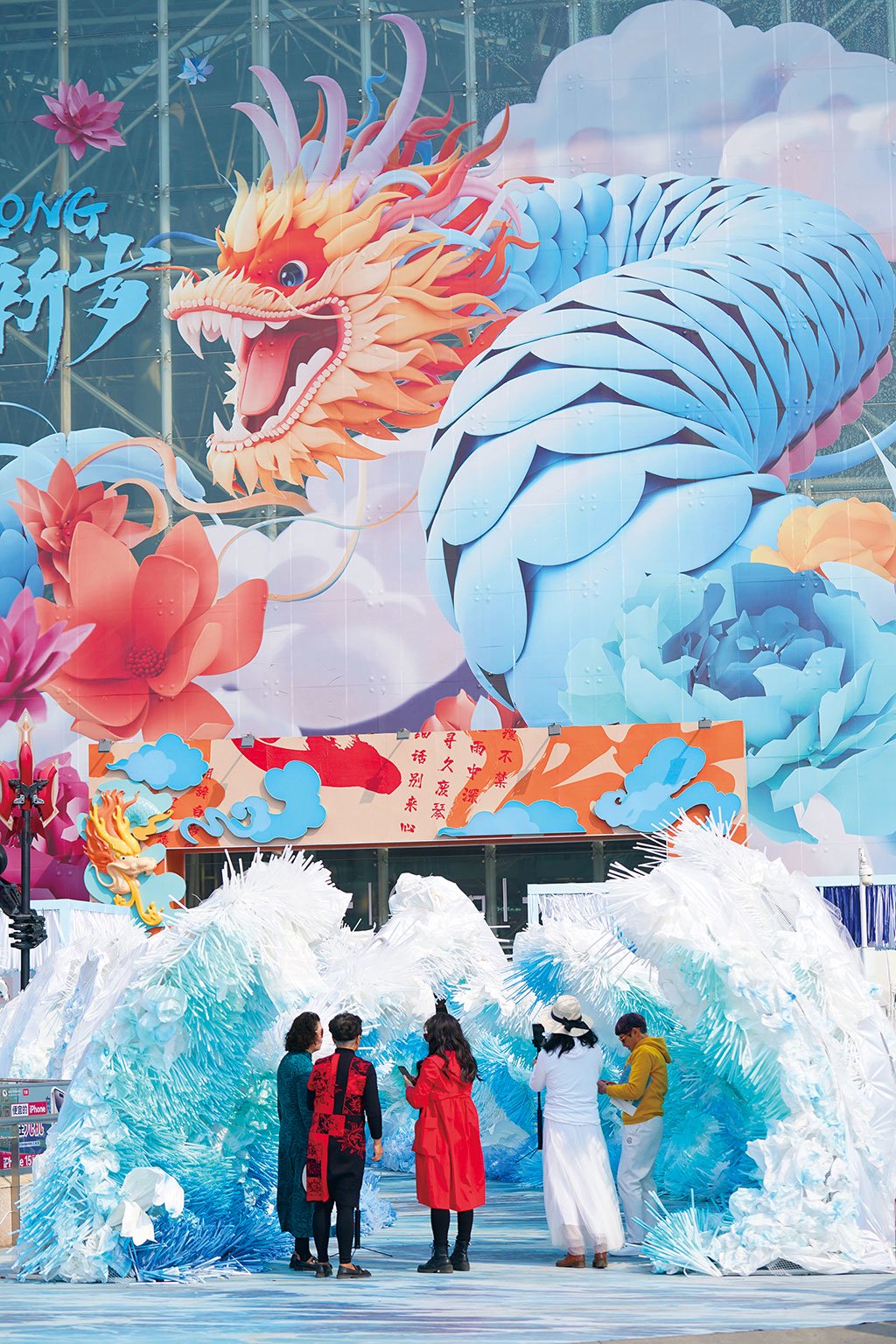 用数万根环保材料吸管打造成的"梦幻海浪"艺术装置亮