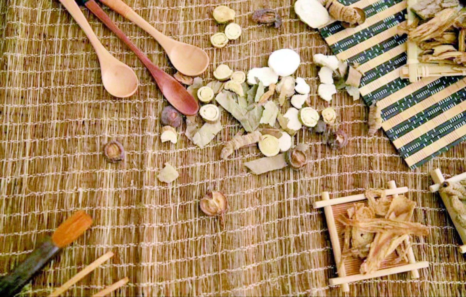 国药太极集团中药标本馆里展示的食药同源(资料图片)随着现代生活节奏