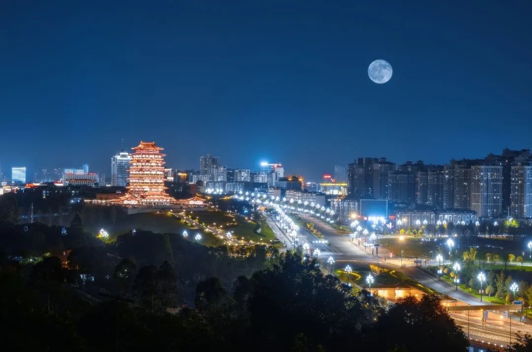 满月下宜宾的东楼.&nbsp;图源/视觉中国