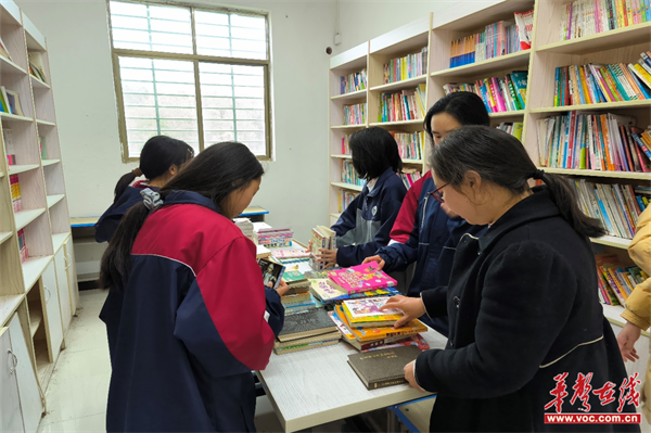 传承雷锋精神 弘扬时代新风 华塘中心学校开展图书馆整理志愿服务活动