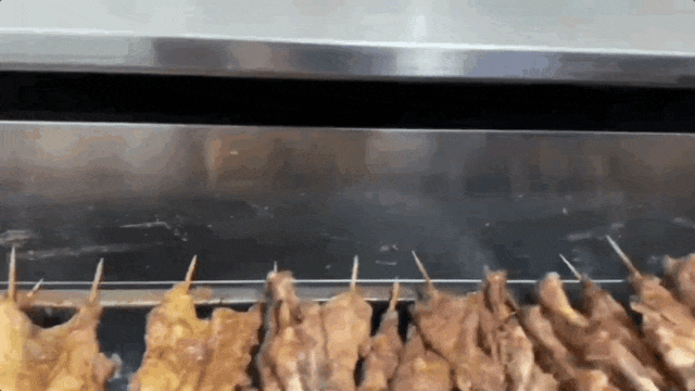 △陈秀凤在烤制鹅腿