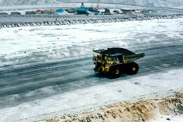 图为黑岱沟露天煤矿卡车正在拉运煤炭