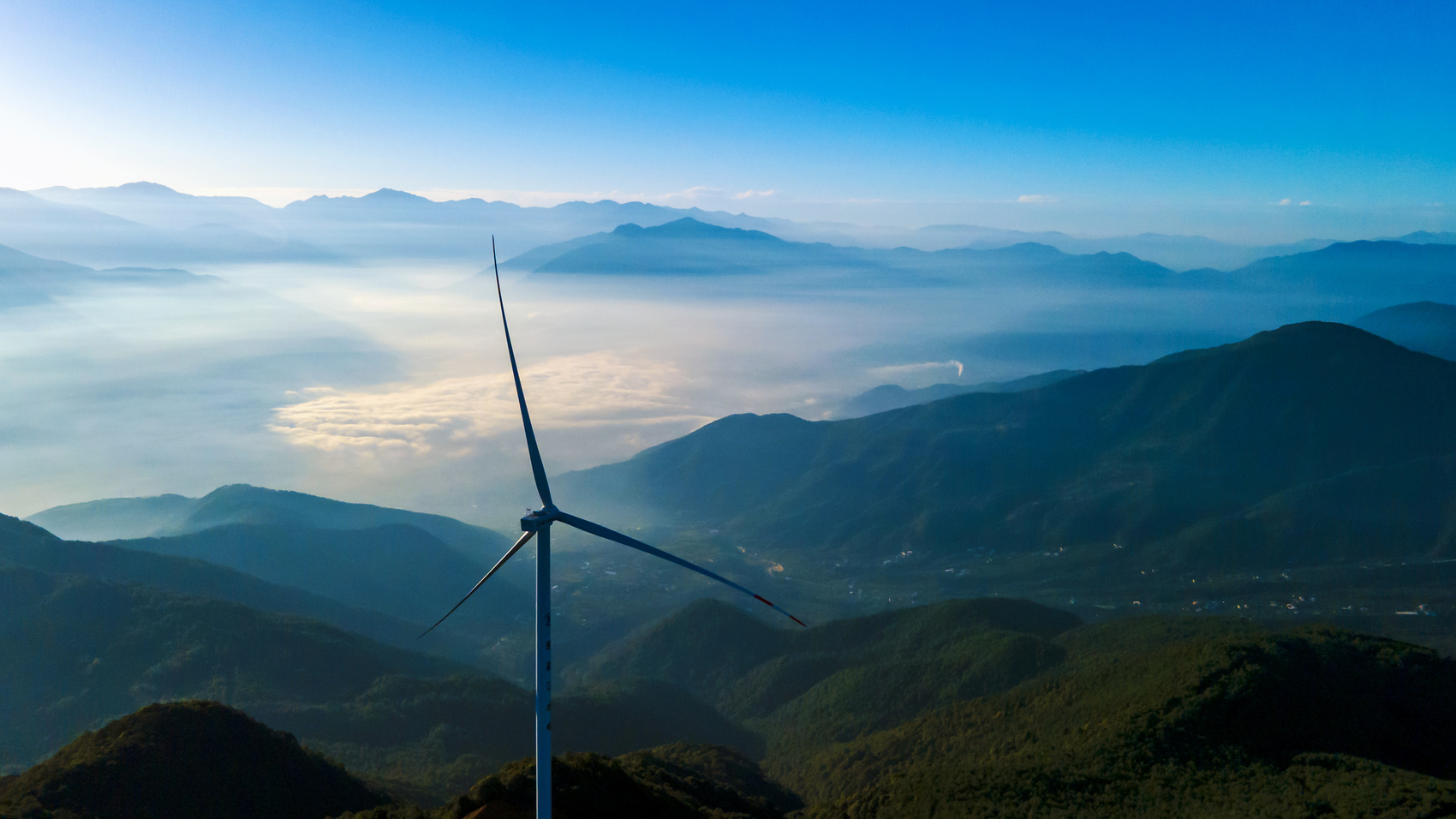▲国家首批大型风电光伏基地项目——雅砻江腊巴山风电项目。