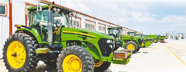 干净,整洁的农业机械依次排列. 庞遵明摄