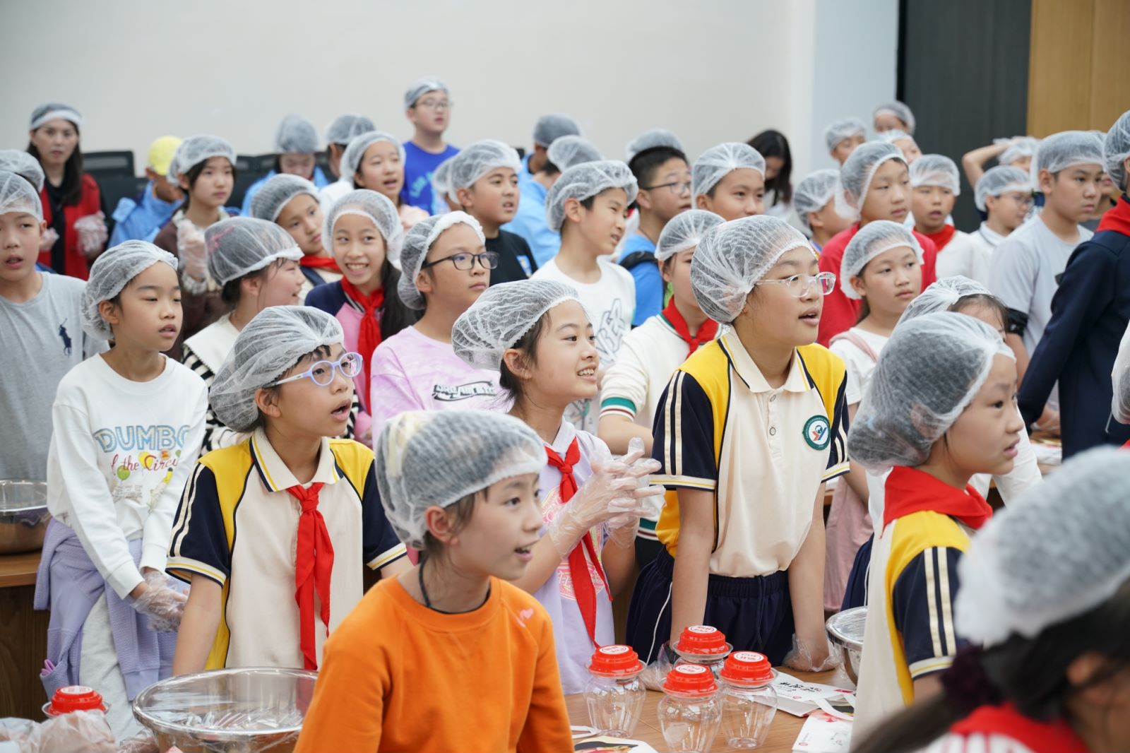 参与制作东坡泡菜的文旅学生娃们兴致勃勃