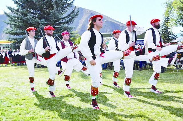 巴斯克舞,舞者腿上绑着响铃