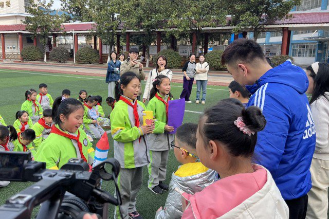 岳塘区湖湘学校开展关爱特殊儿童"学雷锋"活动|湘潭市_新浪财经_新浪