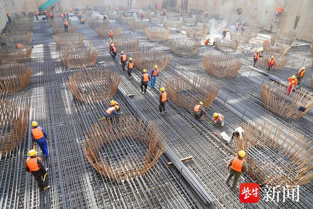 崇启公铁长江大桥两主塔进入承台施工