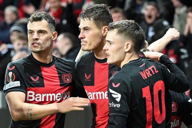 3月14日,勒沃库森队球员希克(中)在下半场补时阶段进球后与队友庆祝.