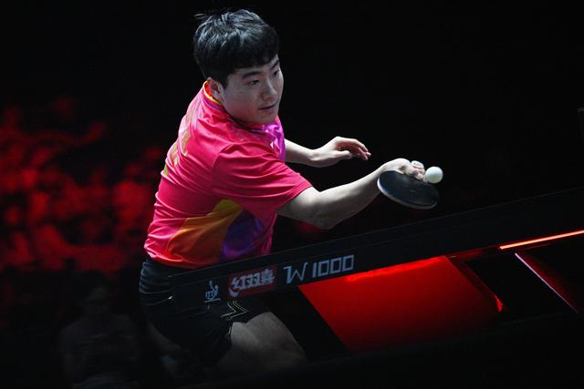 3月15日，中国选手梁靖崑在比赛中回球。新华社发（邓智炜摄）