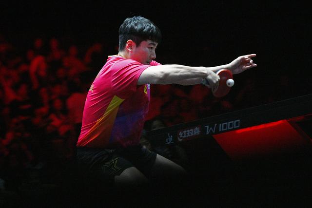 3月15日，中国选手梁靖崑在比赛中回球。新华社发（邓智炜摄）