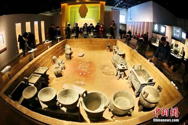 资料图:图为妇好墓出土的青铜器.