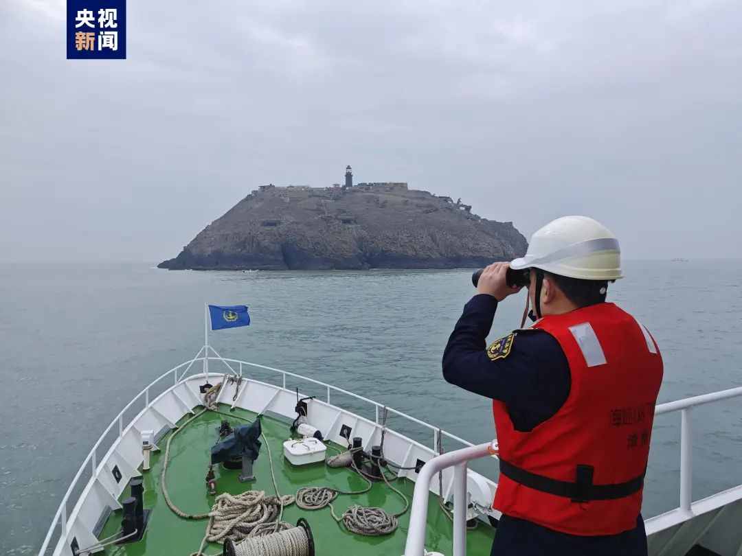 福建省海上搜救中心调派海事,救助等专业救助船艇,渔政,海警,海监等