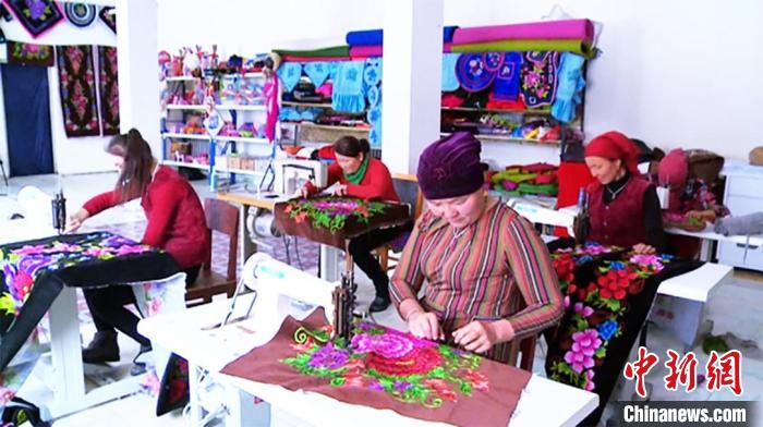 "绣娘"们在刺绣坊里忙碌着.高兴 摄
