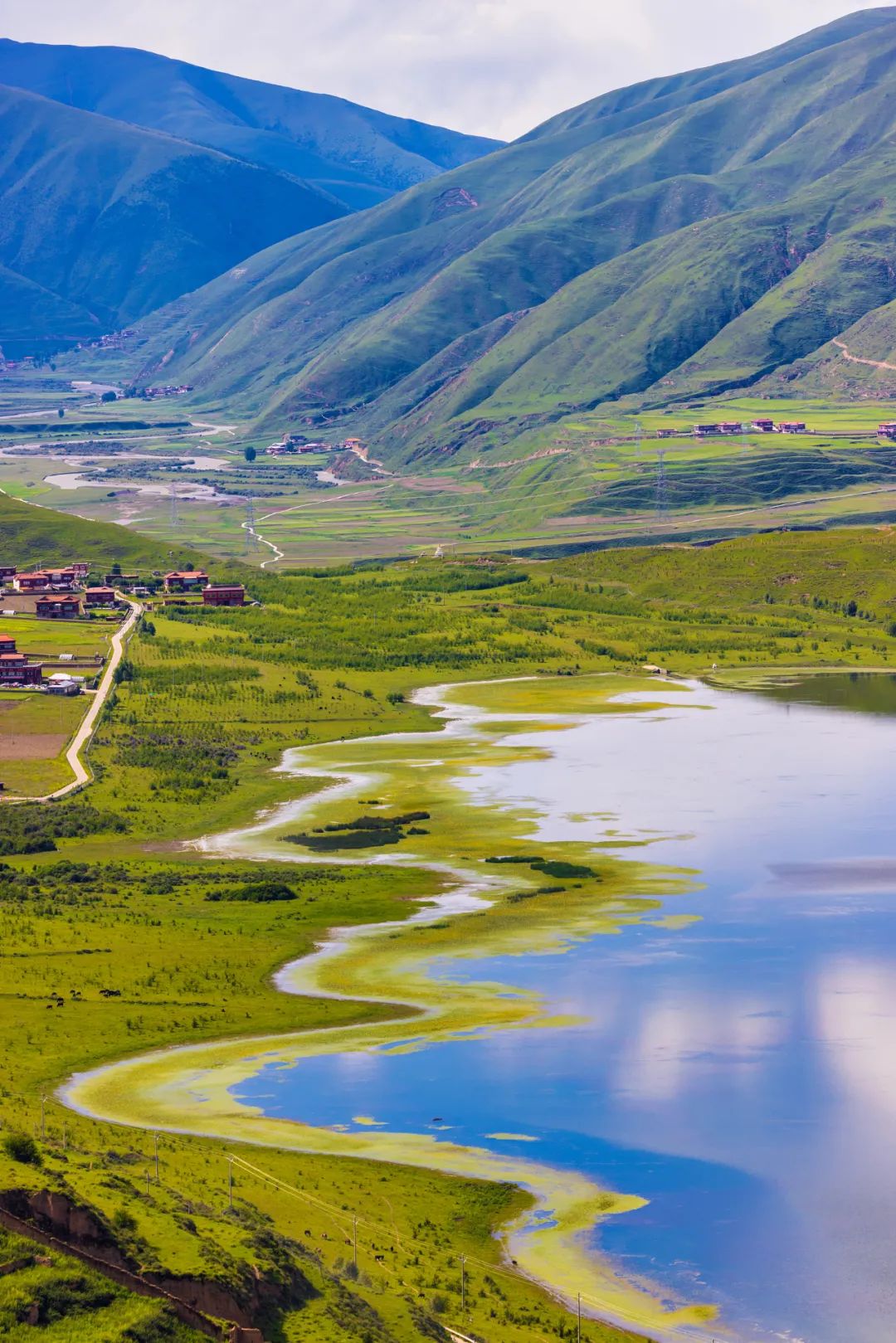 川西317国道甘孜卡萨湖&nbsp; 图源/视觉中国