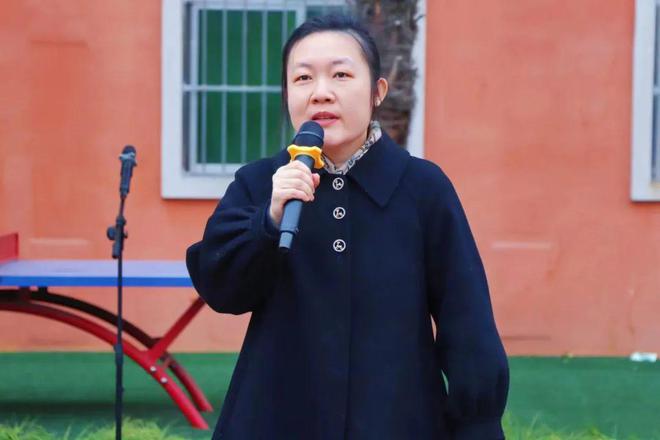 西安藤信学校举行"见面问声好,弯腰捡纸巾"文明习惯