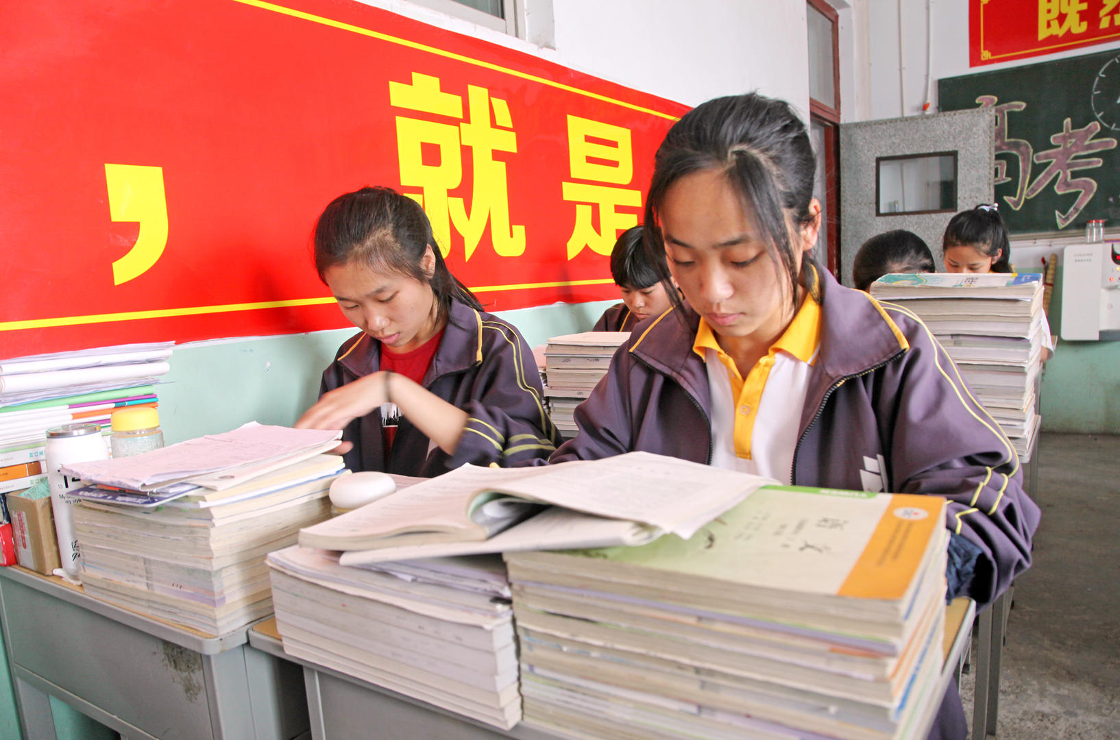 ▲山西襄汾一职业高中的基础教育高三学生正在紧张复习，大家都努力，目的选重点高中资源有限，标不拔交在一个省内部，选拔除了考试，取消中考最终应该是考智力。根据我们的测算，</p><p cms-style=