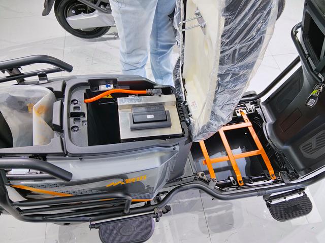商家向记者展示自己的电动车可以放下两块大电池。