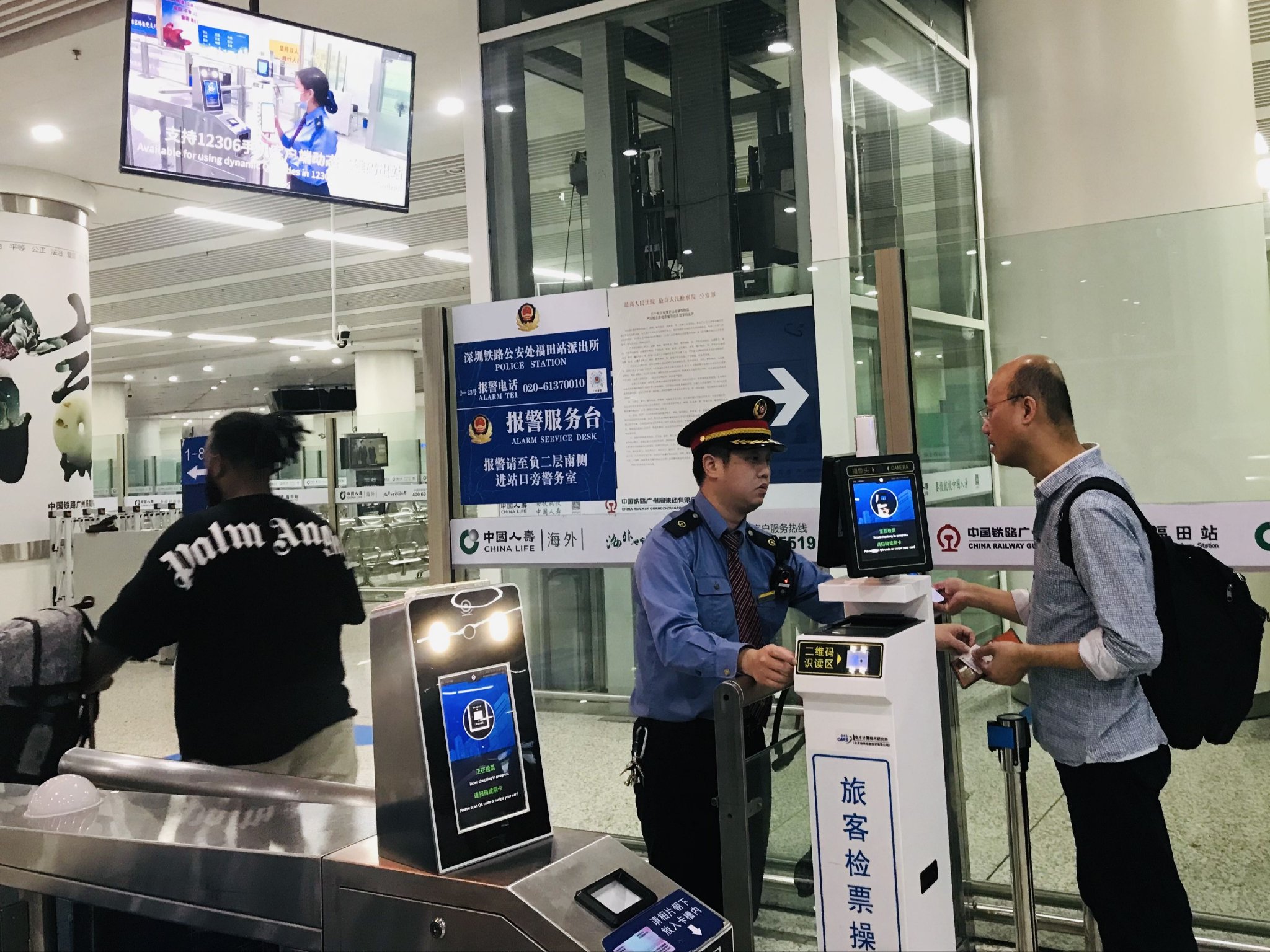 并于去年开始陆续推出广深港高铁"灵活行"计次票"定期票"产品,旅客