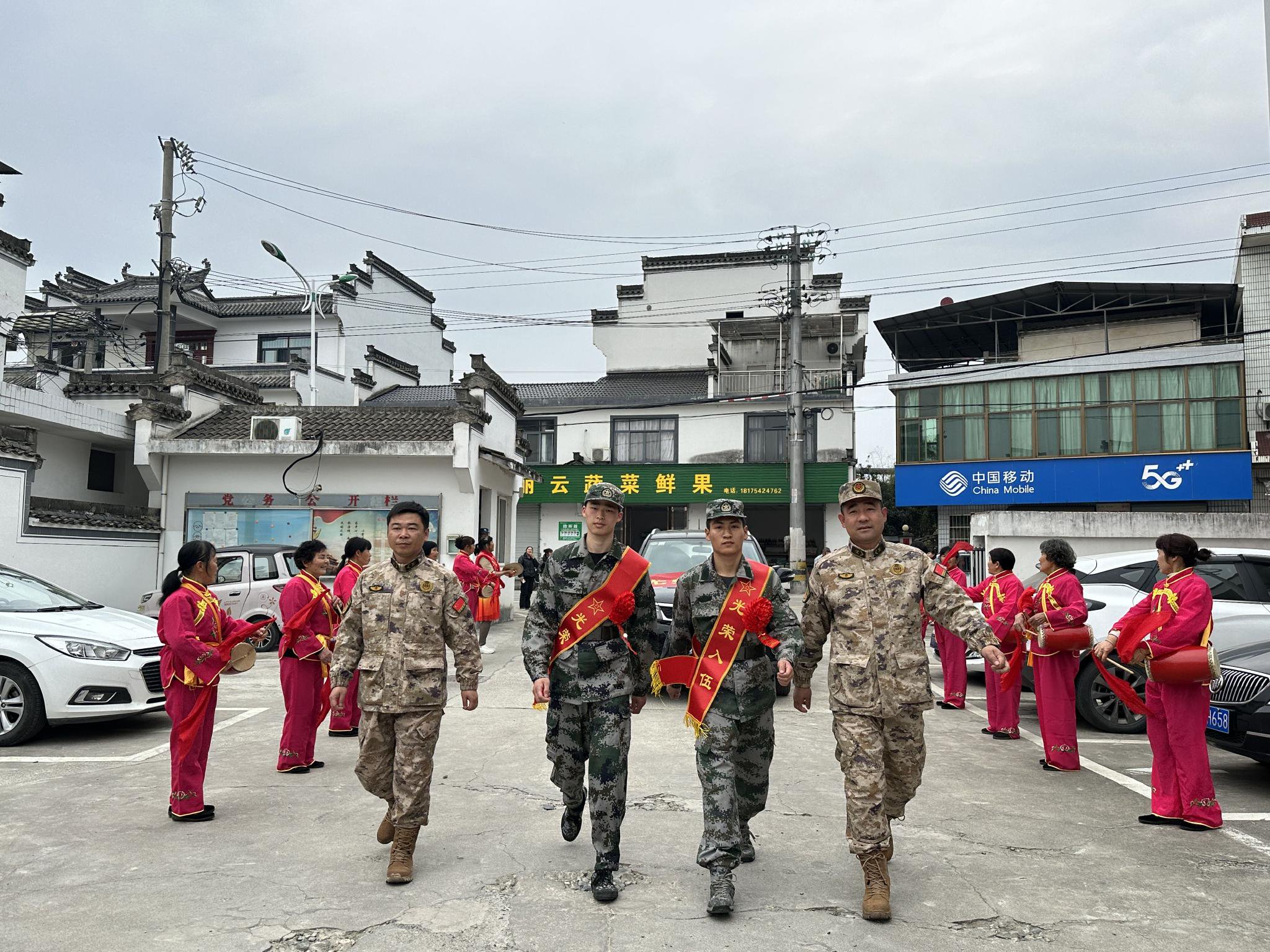 歙县富堨镇举行新兵入伍欢送仪式_新浪财经_新浪网