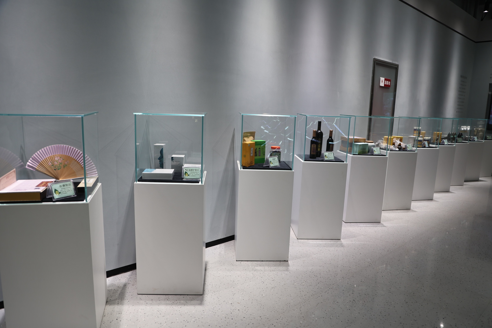 文化展示馆内陈列的蚕桑系列特色产品