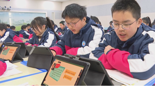 在歙县新安中学的"智慧课堂"上,老师只需通过手中的智能平板电脑,就能