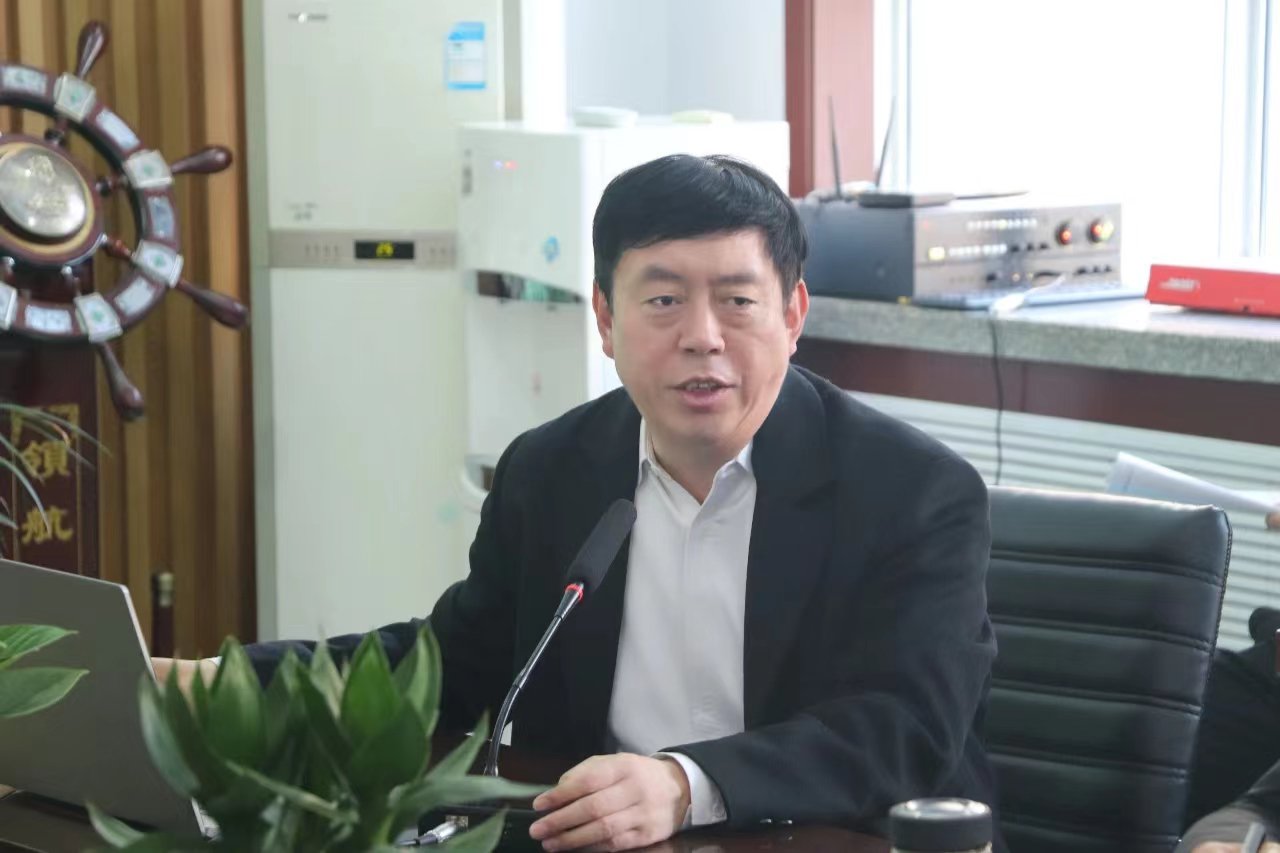 衡水十三中白祥友书记在研讨会上做专题报告.