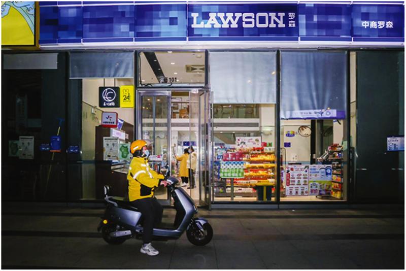 门头安装有小黄灯的罗森便利店均提供24小时外卖服务.