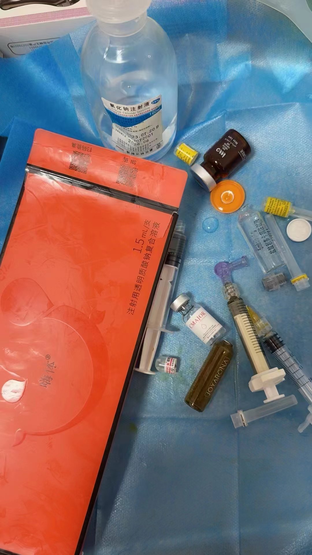 记者拜谒时，莉莉好意思甲店内为宾客打圆善容针的桌面。新京报贝壳财经记者 赵方园 摄