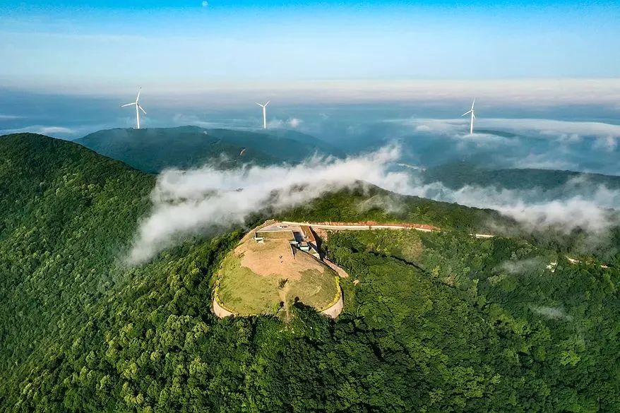 面壁如斧削聖境山第二高峰靈芝峰聖境山金頂位於山谷裡地形平坦西接漳