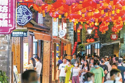 我市各类保险创新为消费者消除后顾之忧。图为市民畅游南塘老街。(金鹭 孙勇 摄)