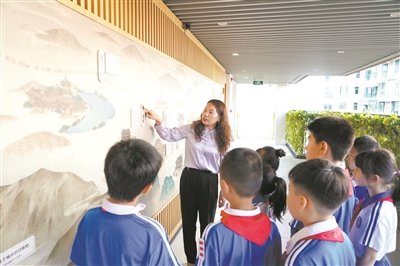 深圳大学附属教育集团外国语小学学生在诗教长廊的听音墙沉浸式学古诗，感受边关情。