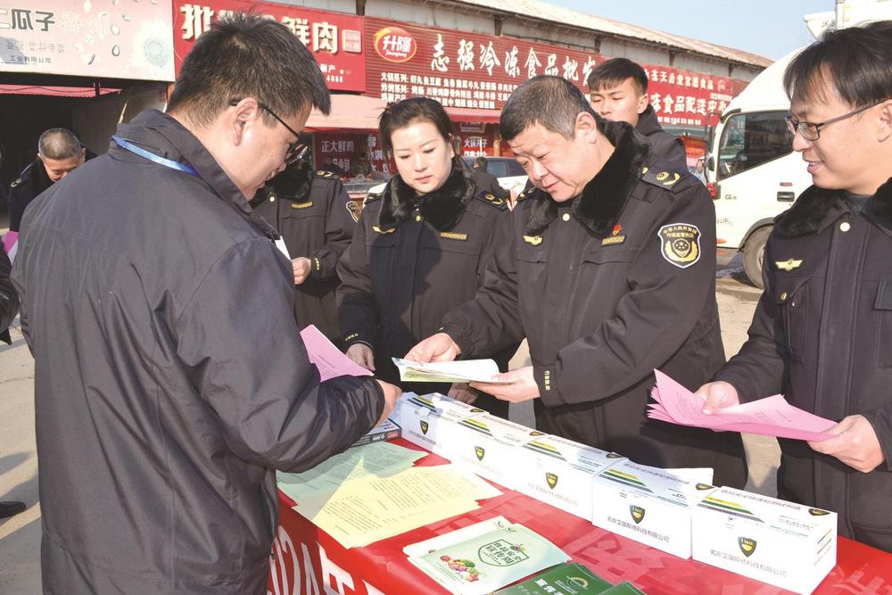 魏县市场监督管理局党组书记,局长郭庆军(中)向群众宣传维权知识.