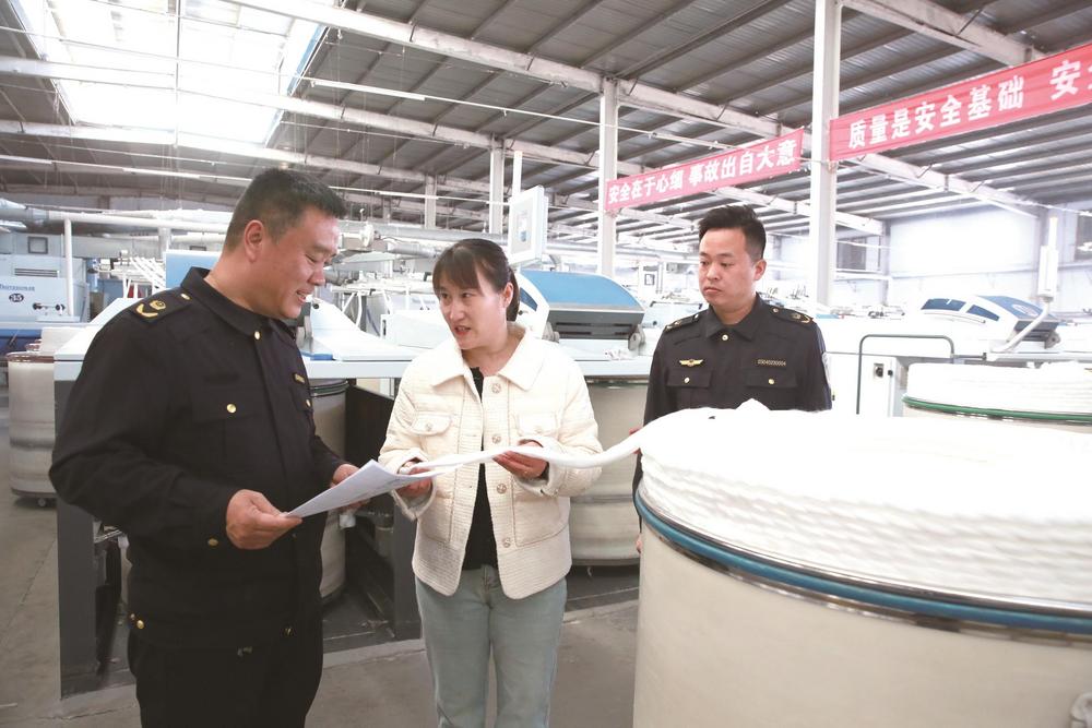 鸡泽县市场监管局执法人员走进企业提供服务.