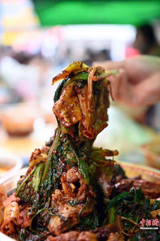 3月14日，甘肃天水，游客正在品尝麻辣烫。九美旦增 摄