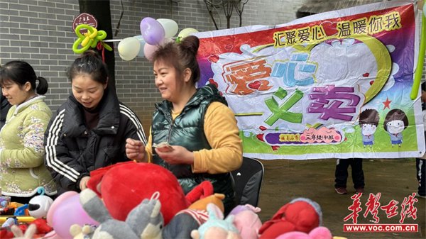 有致地摆放着琳琅满目的义卖商品,有闲置图书,可爱玩偶,手工艺品等