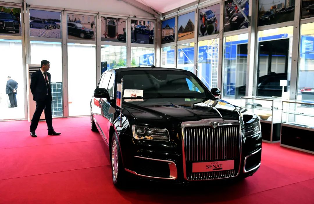2022年6月15日,"金色俄罗斯"(aurus)豪华轿车在圣彼得堡展示.