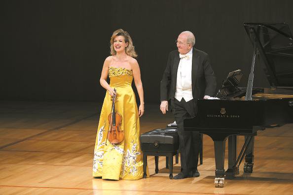 安妮-索菲·穆特（左）和老搭档钢琴家兰伯特·奥金斯