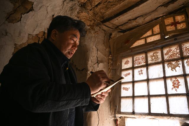 段建珺在内蒙古呼和浩特市和林格尔县羊群沟乡梁巧连故居中记录剪纸