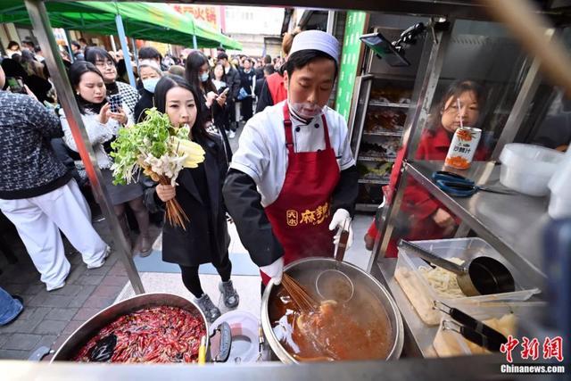 3月14日，甘肃天水，商家正在制作麻辣烫。九美旦增 摄